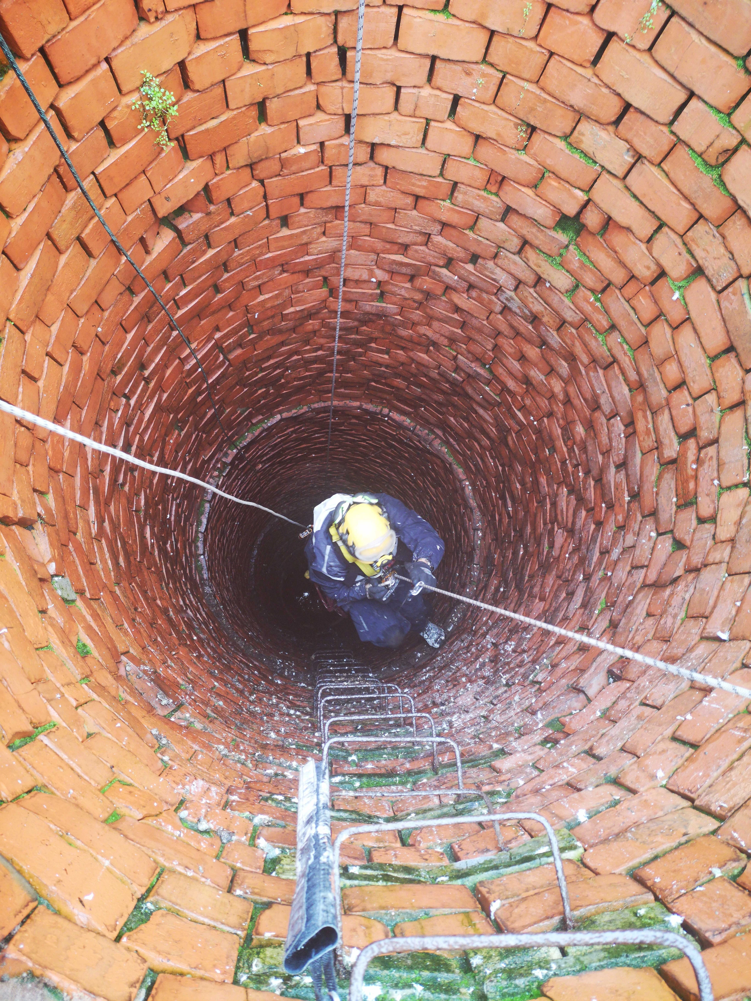 Intervention de cordistes MS Access pour la cheminée retrouve son aplomb chez PICHET à Bègles (bâtiment) – 1